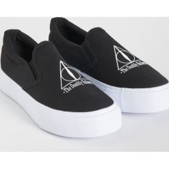 Trampki slip on Harry Potter - Czarny. Czarne trampki i tenisówki damskie marki Sinsay, bez wzorów, bez zapięcia. Za 59,99 zł.