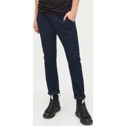 Spodnie slim basic - Granatowy. Niebieskie spodnie męskie Cropp, m, bez wzorów. W wyprzedaży za 39,99 zł.