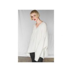 TRIS JUMPER IN ECRU. Białe swetry damskie The Hive, bez wzorów, z wełny, bez rękawów, bez kaptura. Za 199,00 zł.