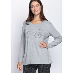 Jasnoszara Bluzka Feel Love. Szare bluzki damskie marki Born2be, xl, z aplikacjami, z okrągłym kołnierzem, z długim rękawem. Za 34,99 zł.