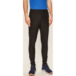 Under Armour - Spodnie. Czarne spodnie męskie Under Armour, s, bez wzorów, z poliesteru. Za 199,90 zł.