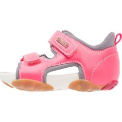 Camper OUS Sandały trekkingowe medium pink. Czerwone sandały dziewczęce marki Camper, z tworzywa sztucznego, z otwartym noskiem. W wyprzedaży za 194,35 zł.