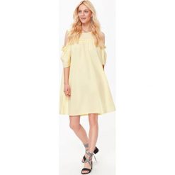 Sukienka damska cold shoulder z falbanką. Żółte sukienki damskie Top Secret, na lato, bez wzorów, eleganckie, z falbankami, bez rękawów, z odkrytymi ramionami. W wyprzedaży za 49,99 zł.