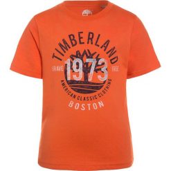 Timberland KURZARM 1973 Tshirt z nadrukiem orange. Pomarańczowe t-shirty męskie z nadrukiem Timberland, z bawełny. Za 139,00 zł.