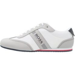 BOSS ATHLEISURE LIGHTER Sneakersy niskie white. Białe sneakersy męskie marki BOSS Athleisure, bez wzorów, z tworzywa sztucznego, bez zapięcia. Za 629,00 zł.