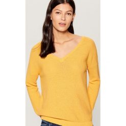 Sweter z dekoltem w szpic - Żółty. Żółte swetry damskie Mohito, s, bez wzorów, bez rękawów, bez kaptura. Za 89,99 zł.