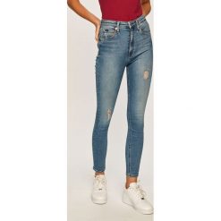 Calvin Klein Jeans - Jeansy CKJ 010. Niebieskie jeansy damskie Calvin Klein Jeans, z podwyższonym stanem. W wyprzedaży za 429,90 zł.