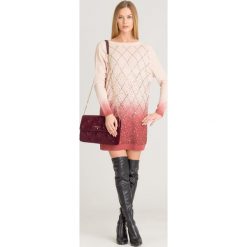 SUKIENKA ELISABETTA FRANCHI. Różowe sukienki damskie Elisabetta Franchi, na co dzień, z aplikacjami, z wełny, z okrągłym kołnierzem, bez rękawów, mini, proste. Za 1099,50 zł.