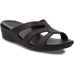Klapki CROCS - Sanrah Strappy Wedge 204010 Black. Czarne klapki damskie Crocs, bez wzorów, z tworzywa sztucznego, bez obcasa, na obcasie. Za 179,00 zł.
