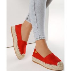 Czerwone Espadryle Make 'Em Turn. Czerwone espadryle damskie Born2be, bez wzorów, bez obcasa, na płaskiej podeszwie. Za 79,99 zł.
