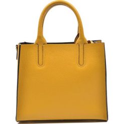 Skórzana torebka w kolorze żółtym - (S)28 x (W)24,5 x (G)11 cm. Żółte torebki klasyczne damskie marki Wiosenny MUST HAVE, w paski, ze skóry, na ramię, bez dodatków. W wyprzedaży za 279,95 zł.