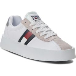 Sneakersy TOMMY JEANS - Retro Light Sneaker EN0EN00270 White 100. Białe sneakersy damskie Tommy Jeans, z jeansu. Za 449,00 zł.