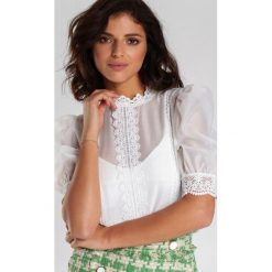 Biała Bluzka Shereen. Białe bluzki damskie Renee, s, bez wzorów, z tkaniny, eleganckie, ze stójką, z krótkim rękawem. Za 89,99 zł.