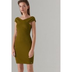 Dzianinowa sukienka bodycon - Khaki. Brązowe sukienki damskie Mohito, s, bez wzorów, z dzianiny, bez kołnierzyka, bez rękawów, bodycon. Za 79,99 zł.