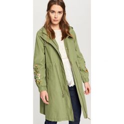 Płaszcze damskie pastelowe: Płaszcz z detalem w kwiaty – Khaki