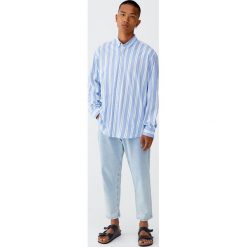 Koszula relaxed fit w pionowe paski. Niebieskie koszule męskie Pull&Bear, m, w paski, bez kołnierzyka, z długim rękawem. Za 69,90 zł.