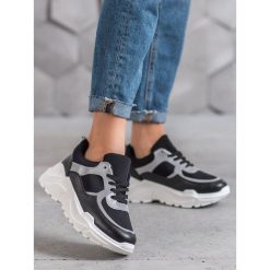 Klasyczne czarne sneakersy. Czarne sneakersy damskie SHELOVET, ze skóry ekologicznej. Za 179,90 zł.