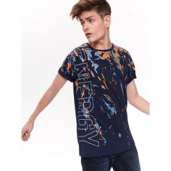T-SHIRT Z NAPISEM. Niebieskie t-shirty męskie Top Secret, na lato, s, z nadrukiem, z bawełny, eleganckie, bez kołnierzyka, krótkie. Za 59,99 zł.