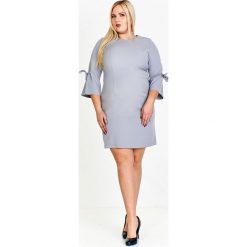 Monochromatyczna sukienka z lekko rozkloszowanymi rękawami 3/4 z wiązaniem szary. Szare sukienki damskie N/A, plus size, bez wzorów, z elastanu, bez kołnierzyka, plus size, bez rękawów, rozkloszowane. Za 172,86 zł.
