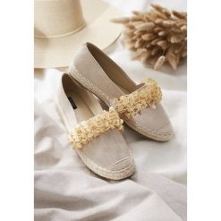 Beżowe Espadryle First Impression. Brązowe espadryle damskie Renee, bez wzorów, bez obcasa. Za 69,99 zł.