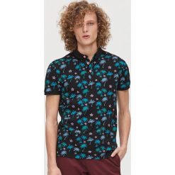 Koszulka polo w palmy - Czarny. Czarne koszulki męskie Cropp, s, bez wzorów, bez rękawów. Za 59,99 zł.