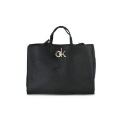 Torebki do ręki Calvin Klein Jeans BDS R ELOCK TOTE. Czarne torebki klasyczne damskie Calvin Klein Jeans, bez wzorów, z jeansu, do ręki, bez dodatków. Za 690,56 zł.