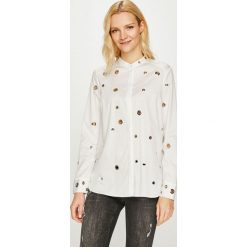 Guess Jeans - Koszula. Białe koszule body damskie marki Guess Jeans, s, z aplikacjami, z elastanu, casualowe, ze stójką. Za 459,90 zł.