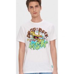 T-shirt z nadrukiem SpongeBob - Biały. Białe t-shirty męskie House, s, z nadrukiem, bez kołnierzyka. W wyprzedaży za 39,99 zł.