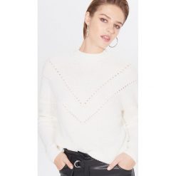 Sweter z ażurowym zdobieniem - Biały. Białe swetry damskie Mohito, s, z aplikacjami, bez rękawów, bez kaptura. W wyprzedaży za 79,99 zł.
