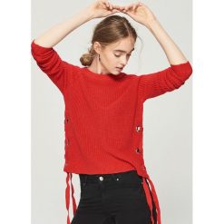 Sweter z wiązaniem - Czerwony. Czerwone swetry klasyczne damskie marki Sinsay, l. Za 59,99 zł.