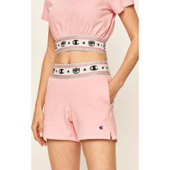 Champion - Szorty X Chiara Ferragni Collection. Różowe szorty damskie Champion, xs, z aplikacjami, z poliesteru, casualowe, z podwyższonym stanem. W wyprzedaży za 549,90 zł.
