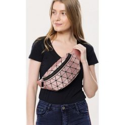 Różowa Nerka As You Please. Różowe nerki damskie Born2be, z aplikacjami, zdobione, bez dodatków. Za 49,99 zł.