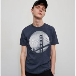 T-shirt z nadrukiem -. T-shirty damskie Reserved, s, z nadrukiem, bez kołnierzyka. Za 39,99 zł.