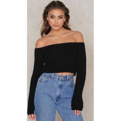 Swetry klasyczne damskie: Vanessa Moe x NA-KD Sweter z odkrytymi ramionami – Black