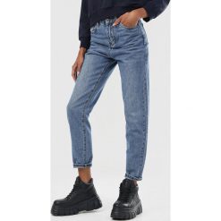Niebieskie Jeansy Mom Fit Myriani. Niebieskie jeansy damskie Born2be. Za 119,99 zł.