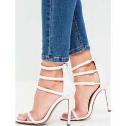 Missguided - Szpilki. Białe sandały damskie marki Missguided, z materiału, na obcasie. W wyprzedaży za 69,90 zł.