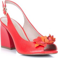 Buty damskie. Czerwone klapki damskie Wittchen, w paski, ze skóry, bez obcasa, na obcasie. W wyprzedaży za 199,90 zł.