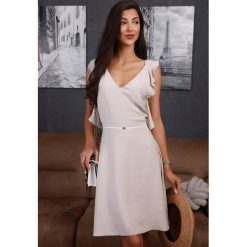 Sukienka RAZENA BEIGE. Brązowe sukienki damskie IVET, na co dzień, bez wzorów, bez kołnierzyka, z krótkim rękawem, krótkie, mini. W wyprzedaży za 79,00 zł.