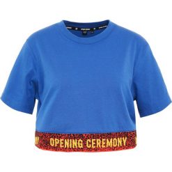 Bluzki, topy, tuniki: Opening Ceremony LOGO CROP TEE Tshirt z nadrukiem railroad blue