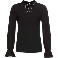 Shirt z długim rękawem i wiązanym paskiem bonprix czarno-biały. Czarne koszulki damskie bonprix, na imprezę, bez wzorów, bez kołnierzyka, z długim rękawem. Za 54,99 zł.