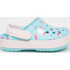 Crocs - Klapki dziecięce. Niebieskie sandały dziewczęce Crocs, z gumy, bez zapięcia. W wyprzedaży za 129,90 zł.