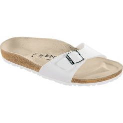 Birkenstock Madrid BF 40733. Białe klapki damskie Birkenstock, bez wzorów, ze skóry, bez obcasa. W wyprzedaży za 229,99 zł.