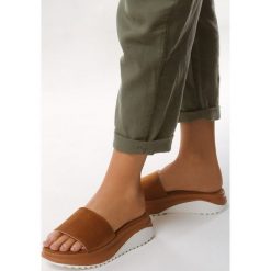 Camelowe Klapki Redress. Klapki damskie Born2be, w paski, bez obcasa, na płaskiej podeszwie. Za 34,99 zł.