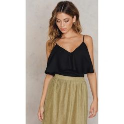 NA-KD Top z falbaną - Black. Czarne topy damskie NA-KD, bez wzorów, z poliesteru, z falbankami. Za 100,95 zł.