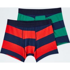Komplet 2 par bokserek w zielone i czerwone paski. Czerwone bokserki męskie Pull&Bear, w paski. Za 59,90 zł.