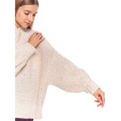 Sweter długi rękaw damski luźny. Białe swetry damskie Top Secret, bez wzorów, z dzianiny, z długim rękawem. W wyprzedaży za 59,99 zł.