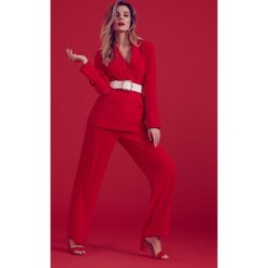 Elegancki żakiet w modnym kolorze, dwurzędowy. Czerwone żakiety damskie Top Secret, bez wzorów. W wyprzedaży za 79,99 zł.