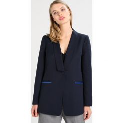 Armani Exchange Żakiet navy. Niebieskie kurtki damskie Armani Exchange, bez wzorów, z poliesteru. W wyprzedaży za 365,70 zł.