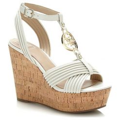 Skórzane sandały w kolorze kremowo-beżowym. Brązowe sandały damskie Michael Kors, Guess, bez wzorów, ze skóry, z otwartym noskiem, bez obcasa, na koturnie, ze sprzączką. W wyprzedaży za 514,95 zł.