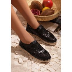 Czarne Espadryle Rich And Fame. Czarne espadryle damskie Renee, bez wzorów, bez obcasa, na płaskiej podeszwie. Za 39,99 zł.